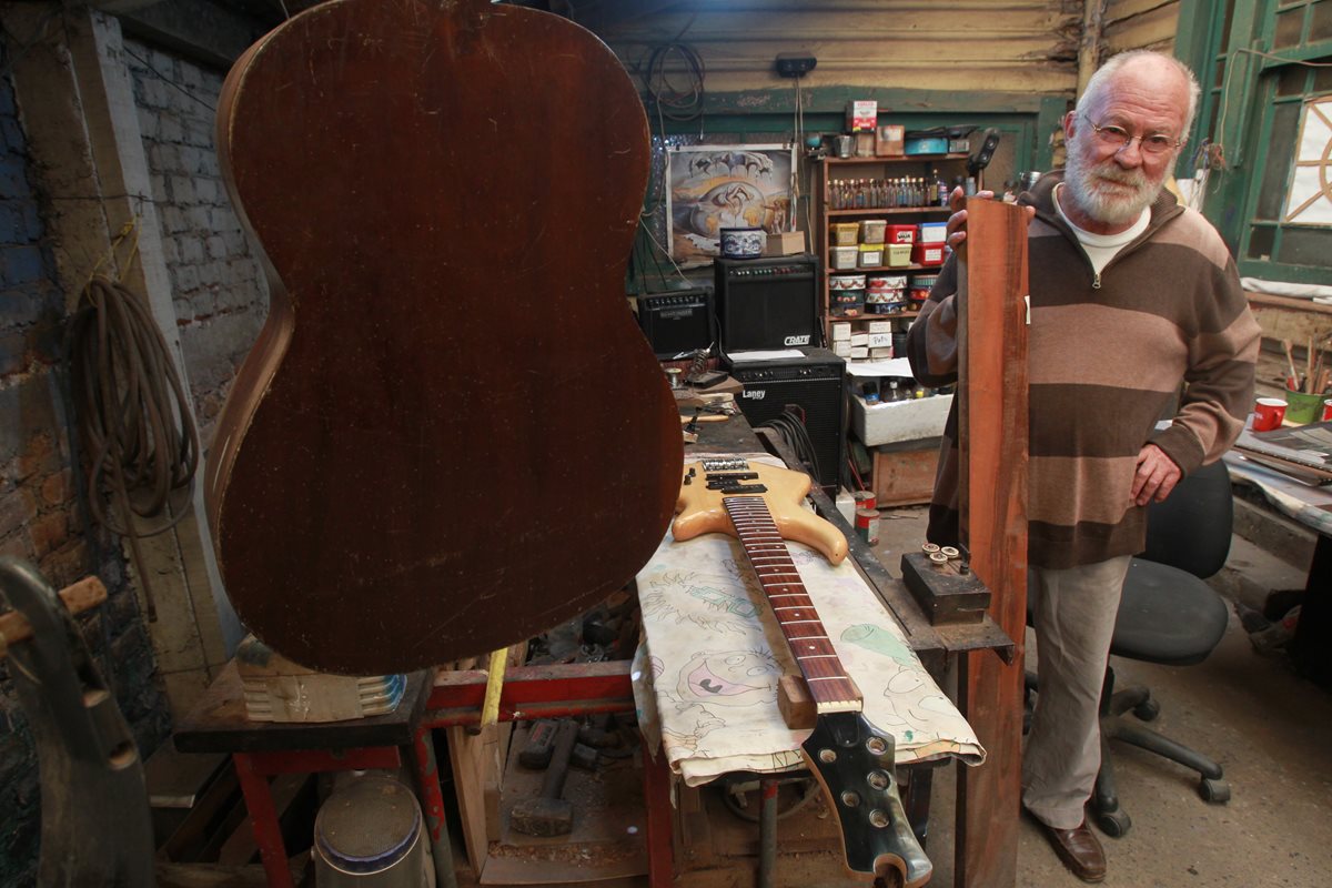 Ramón iglesias, artista y empresario, muestra que las guitarras se fabrican con la mejor madera y de una sola pieza.