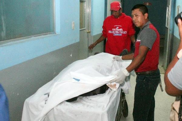 Personal del hospital de Jalapa cubre el cuerpo de Manuel de Jesús Ortiz Jiménez.