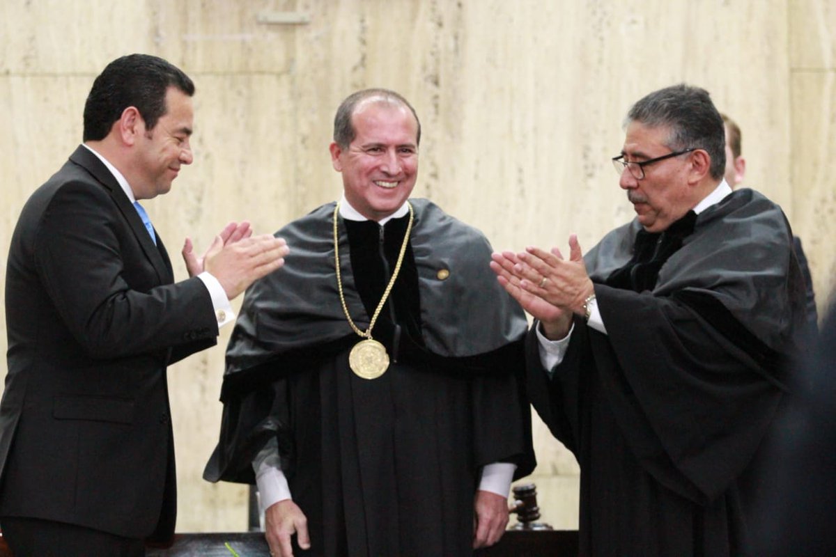 El magistrado Nester Vásquez Pimentel asume la Presidencia del OJ y de la CSJ. Lo acompaña el jefe del Ejecutivo Jimmy Morales y José Pineda Barales presidente saliente del OJ. (Foto Prensa Libre: CSJ)