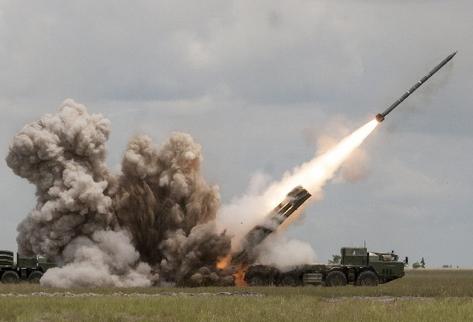Ejército de Venezuela efectúa ejercicios militares para poner a prueba un sistema de lanzacohetes rusos. (Foto Prensa Libre: AFP).