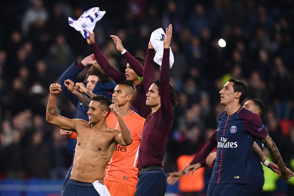 Los jugadores del PSG celebran la victoria sobre el Anderlecht que los clasificó a los octavos de final de la Liga de Campeones de Europa. (Foto Prensa Libre: AFP)