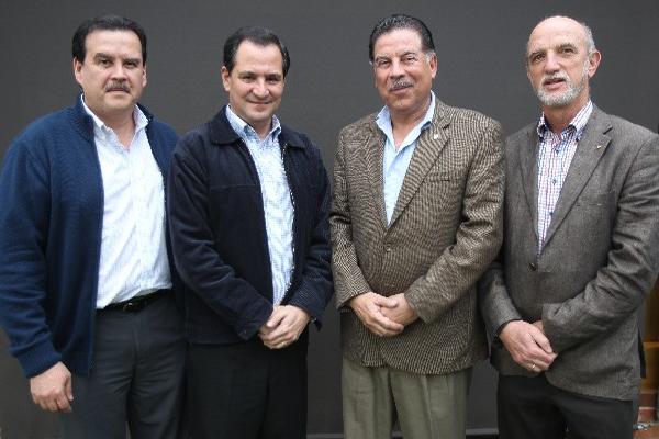 Juan Carlos Pinto, economista; Édgar Maselli, Ingeniero Industrial; Luis  Barascout, presidente del Club Rotario Guatemala del Este; Michael  Bostelmann, industrial (Foto Prensa Libre: Esbin García).