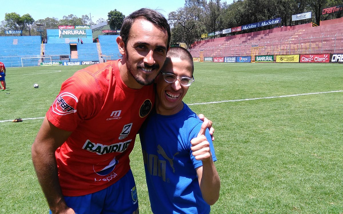 Gastón Puerari marcó un gol contra Malacateco y al final del encuentro regaló su camisola a Gary Cuyán. (Foto Prensa Libre: Francisco Sánchez).