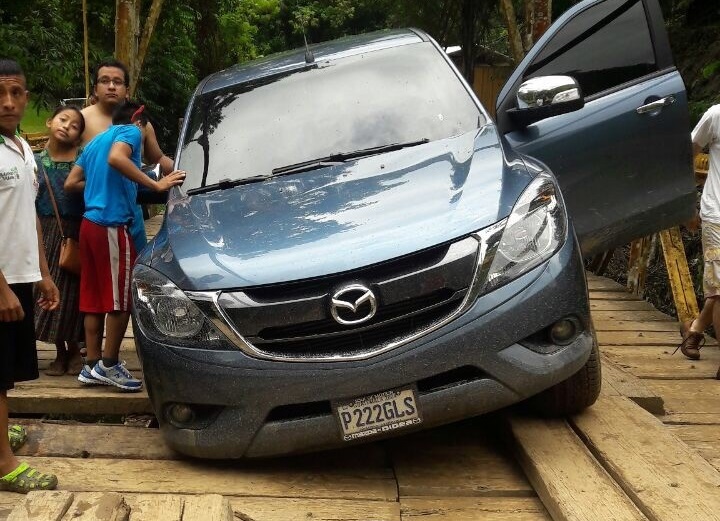 Un vehículo queda trabado entre tablones del puente que se halla a un kilómetro del sitio turístico Semuc Champey, Lanquín, Alta Verapaz. (Foto Prensa Libre: Eduardo Sam Chun)