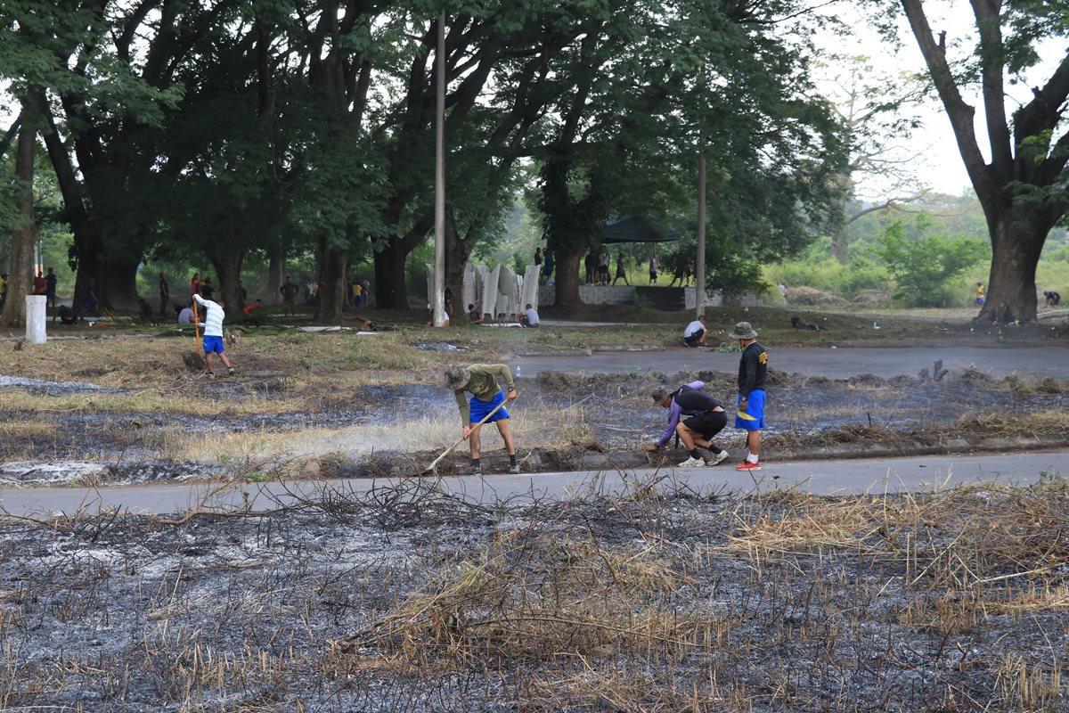 Ejército y voluntarios limpian área de la finca La Industria, Escuintla, donde se construirán las viviendas para los damnificados por el volcán. (Foto Prensa Libre: Enrique Paredes)