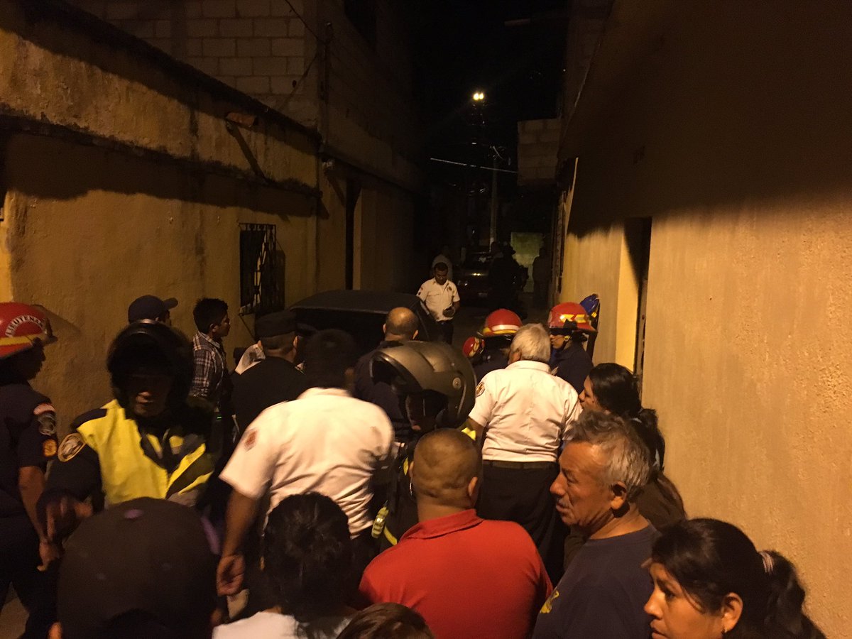Los cuerpos de las víctimas quedaron en diferentes callejones cuando intentaron escapar.(Foto Prensa Libre: Bomberos Municipales)