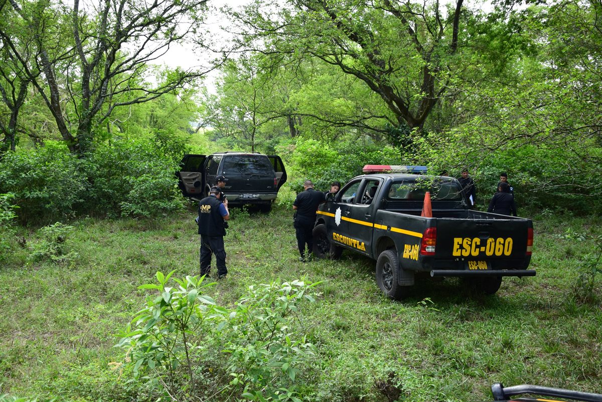 En uno de los vehículos abandonados fue localizado el cadáver de un hombre.(Foto Prensa Libre: Enrique Paredes)