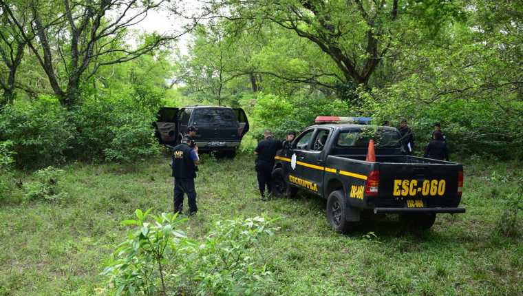 En uno de los vehículos abandonados fue localizado el cadáver de un hombre.(Foto Prensa Libre: Enrique Paredes)