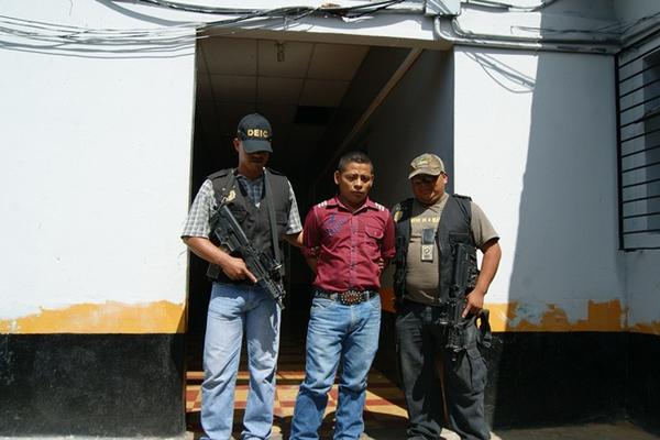 El detenido es señalado de cometer dos homicidios en Esquipulas. (Foto Prensa Libre: Edwin Paxtor)<br _mce_bogus="1"/>