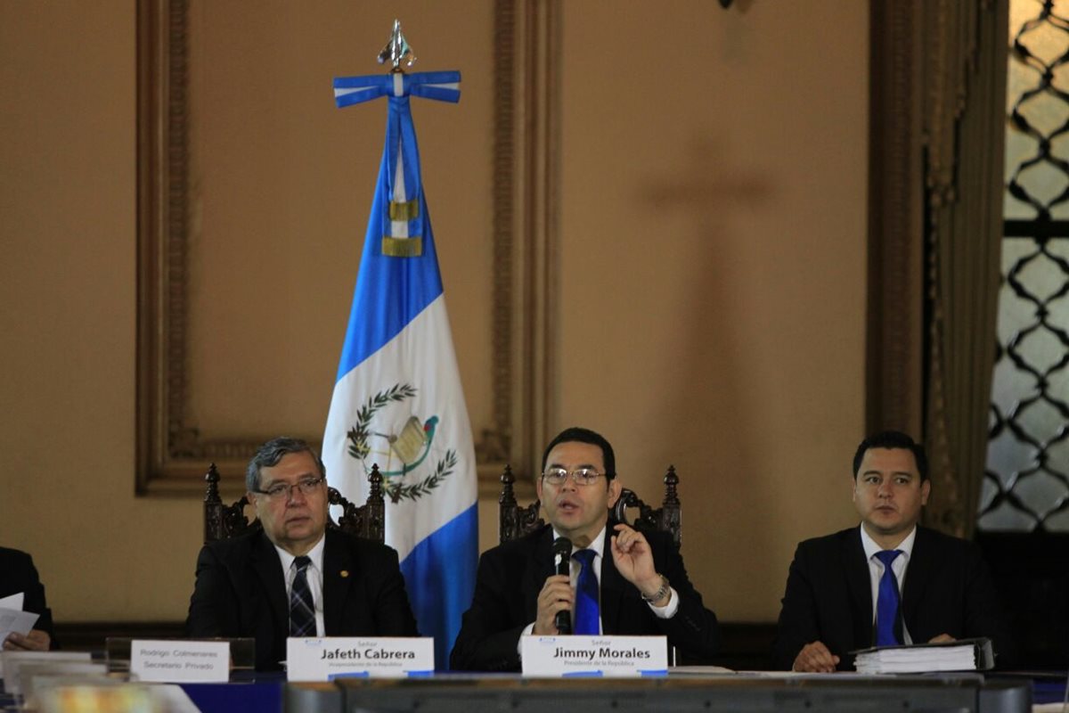 El presidente Jimmy Morales informa sobre las reformas a la Ley Electoral y de Partidos Políticos, en la nueva iniciativa de ley presentada el Congreso. (Foto Prensa Libre: Paulo Raquec)
