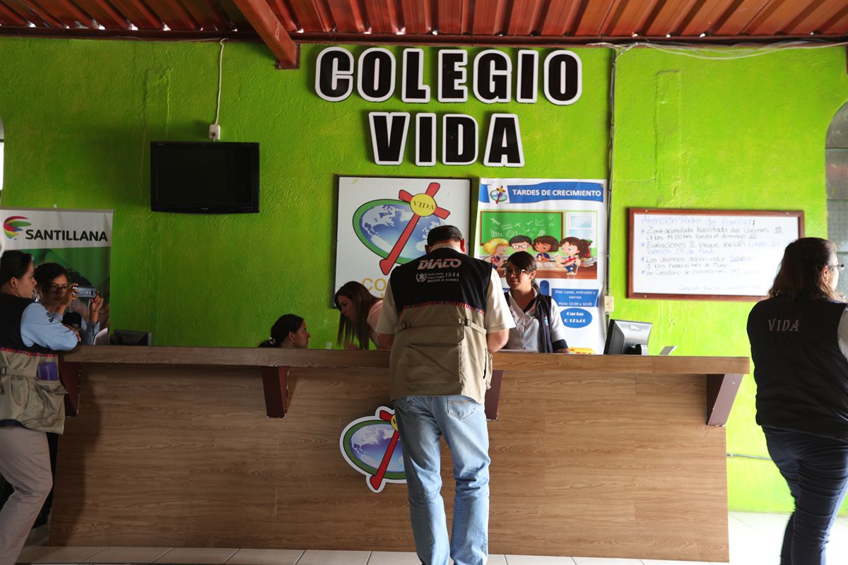 Autoridades del MINEDUC, PDH y DIACO sostienen reunión en Colegio Cristiano Vida, ubicado en zona 6 de Villa Nueva. (Foto Prensa Libre: Carlos Hernández)