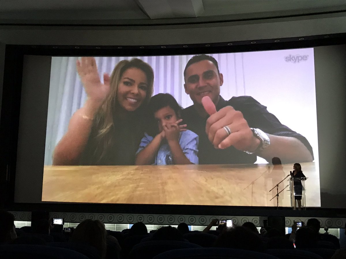 Keylor Navas y su familia saludaron a los que asistieron a la presentación del tráiler por medio de una video conferencia. (Foto Prensa Libre: cortesía Saprissa)