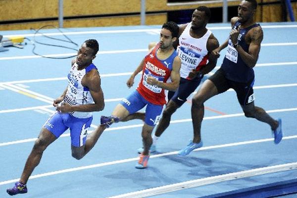 El costarricense Nery Brenes (izquierda), se clasificó a la final de los 400 metros. (Foto Prensa Libre: EFE)