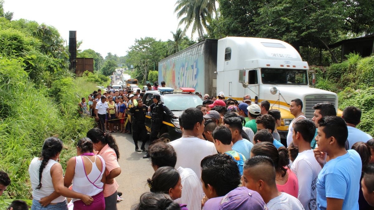 Agentes de la PNC resguardan lugar donde dos hombres murieron arrollados, en Chiquimulilla. (Foto Prensa Libre: Oswaldo Cardona)