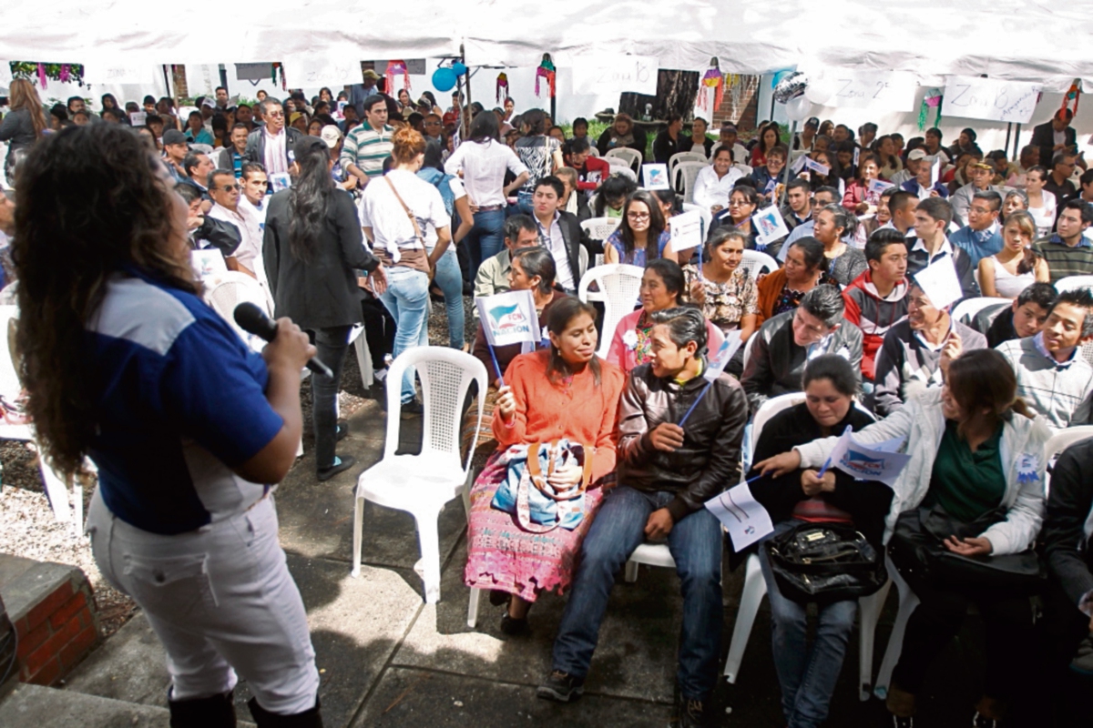 Decenas de asistentes esperan en vano a Jimmy Morales, en la sede metropolitana de FCN-Nación, zona 9.
