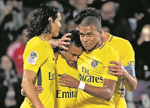 Mbappé (derecha) se ha adaptado al estilo de juego del PSG, junto a Cavani y Neymar. (Foto Prensa Libre: Hemeroteca PL)