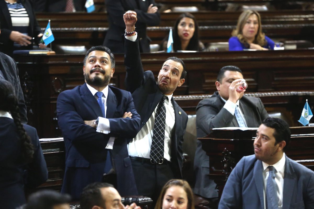 El Ministerio Público analizará la decisión del Congreso de proteger la inmunidad del presidente. (Foto Prensa Libre: EFE)