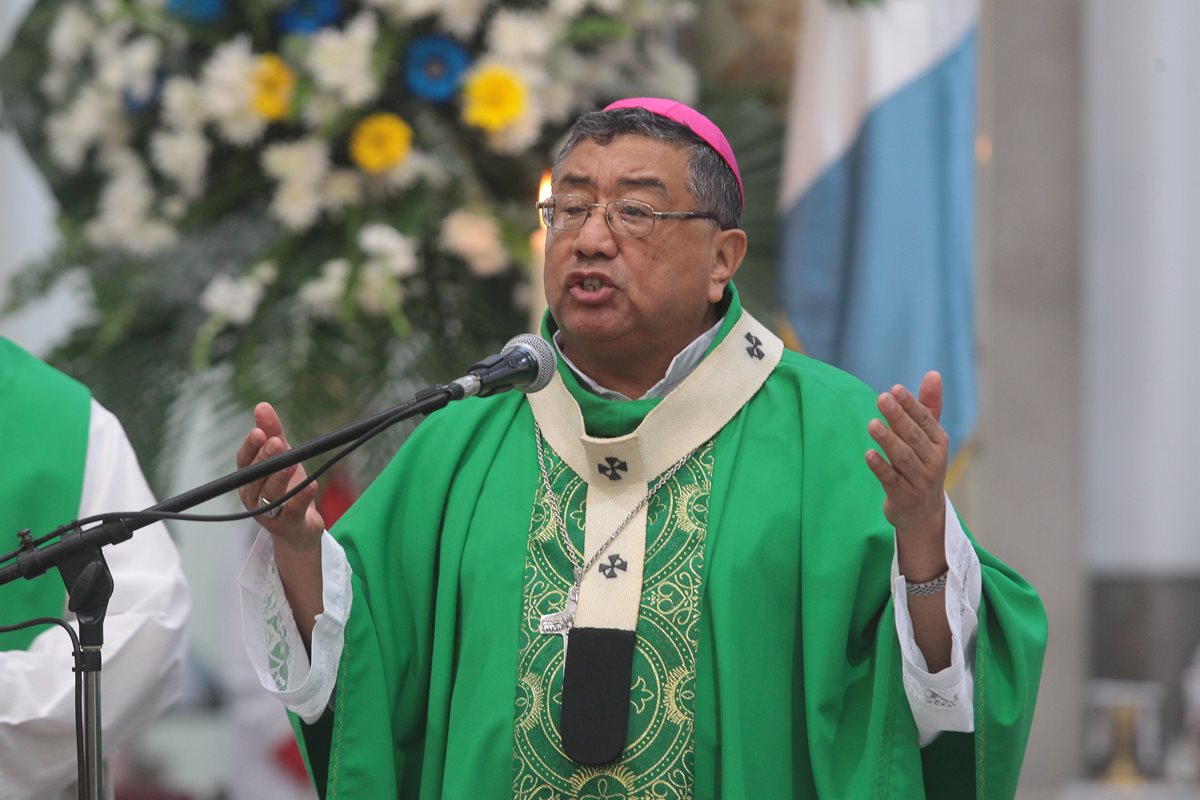 El Arzobispo Julio Vian, ofició una misa en la iglesia Santa Catalina. (Foto Prensa Libre: Hemeroteca PL)