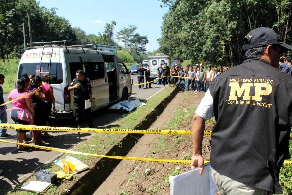 Peritos del Ministerio Público recaban datos de crimen contra ayudante de microbús, en Reu.