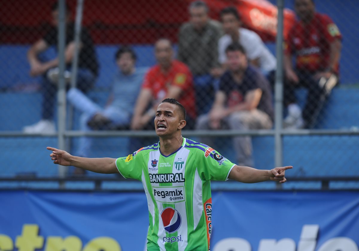 Marvin Ceballos festejó con lágrimas su anotación frente a Municipal. (Foto Prensa Libre: Francisco Sánchez)