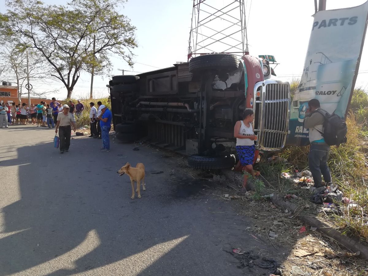 Al menos 20 personas resultaron heridas en un accidente de un autobús registrado en el km 60 de la ruta de Escuintla a Santa Rosa. (Foto Prensa Libre: Carlos E. Paredes)