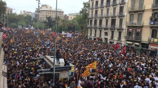 Miles de personas se concentraron para expresar su rechazo a la actuación de la policía durante el referéndum. ENRIC BOTELLA/BBC MUNDO