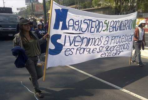 Durante varios meses los estudiantes normalistas marcharon en protesta por la nueva carrera. (Foto Prensa Libre: Archivo)