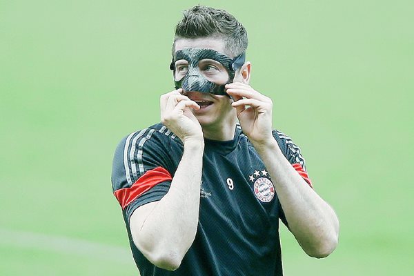 El jugador del Bayern de Múnich Robert Lewandowski se ejercitó ayer durante el entrenamiento del equipo. (Foto Prensa Libre: EFE).