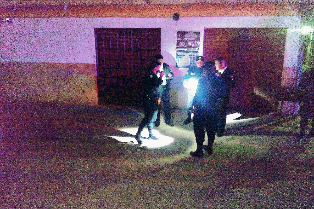 Agentes de  la PNC recaban  evidencias en el lugar del ataque, en el km 48.5 de la ruta Interamericana, El Tejar, Chimaltenango. (Foto Prensa Libre: Renato Melgar)