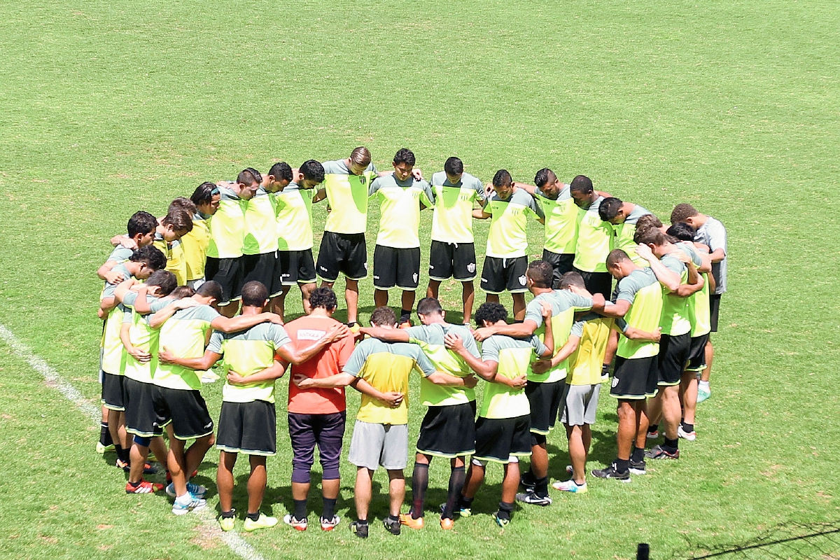 Antigua GFC realiza la oración previo a su trabajo en el estado Pensativo de la ciudad colonial. (Foto Prensa Libre: Allan Martínez)
