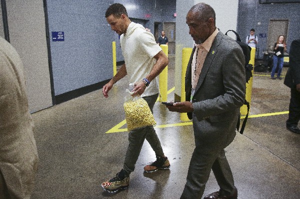 El jugador más valioso de la NBA, Stephen Curry, estará fuera dos semanas. (Foto Prensa Libre: AP)
