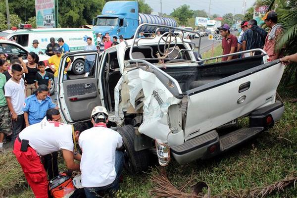 En el percance resultaron tres personas  heridas. (Foto Prensa Libre: Rolando Miranda)
