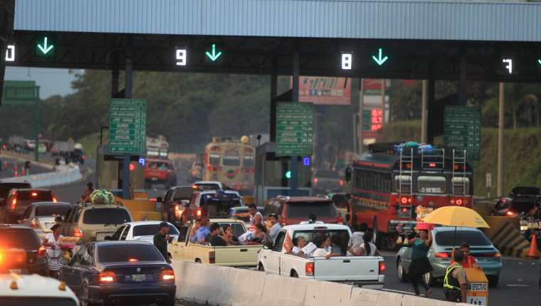 El 1 de enero de este año circularon 35 mil vehículos en la autopista Palín-Escuintla, según delegados de Siva.(Foto Prensa Libre: Hemeroteca PL)
