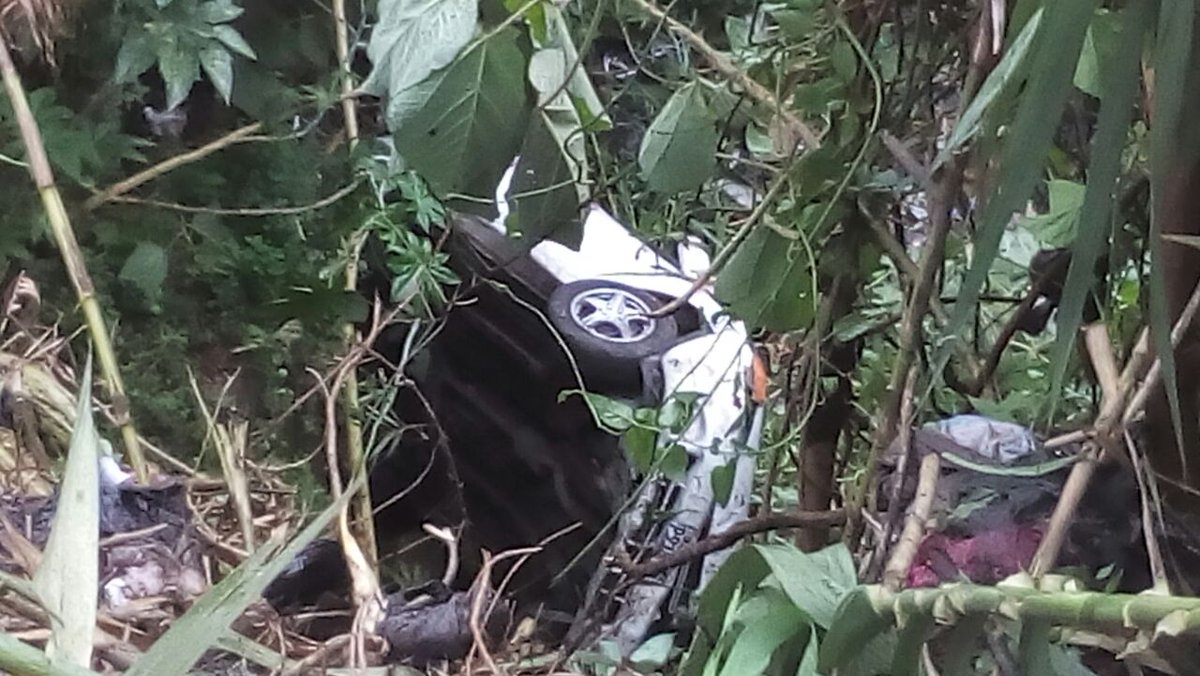 Vehículo cayó en barranco en ruta Interamericana. (Foto Prensa Libre: Emixtra)