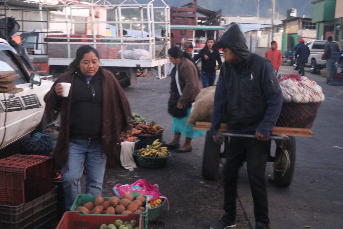 Pobladores se protegen del frío en San Marcos. (Foto Prensa Libre: Whitmer Barrera)