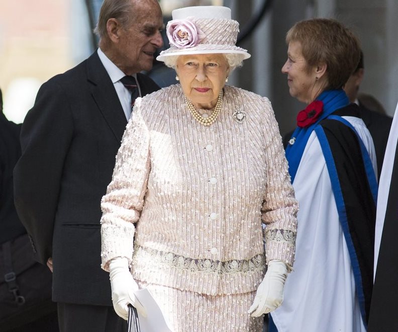 Geoffrey pide en deferencia a Isabel II que el diamante sea retirado de la corona. (Foto Prensa Libre: EFE).