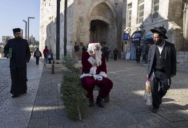 Jerusalén retoma el espíritu navideño con reparto de árboles a cristianos