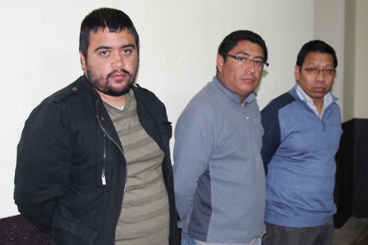 Los tres sindicados son trasladados al Juzgado de Turno de Primera Instancia Penal de Quetzaltenango. (Foto Prensa Libre: María José Longo)