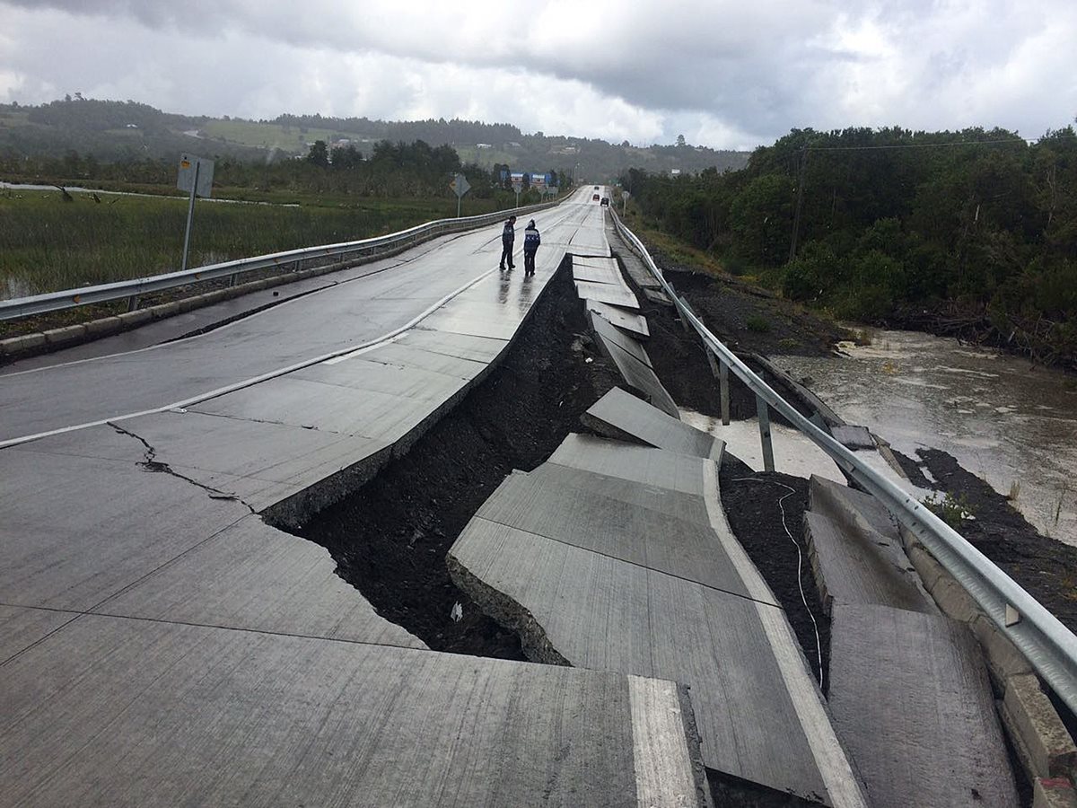 Daños en una carretera de Tarahuin, en la isla de Chiloe, por terremoto de 7.6 de intensidad. (Foto Prensa Libre: EFE)