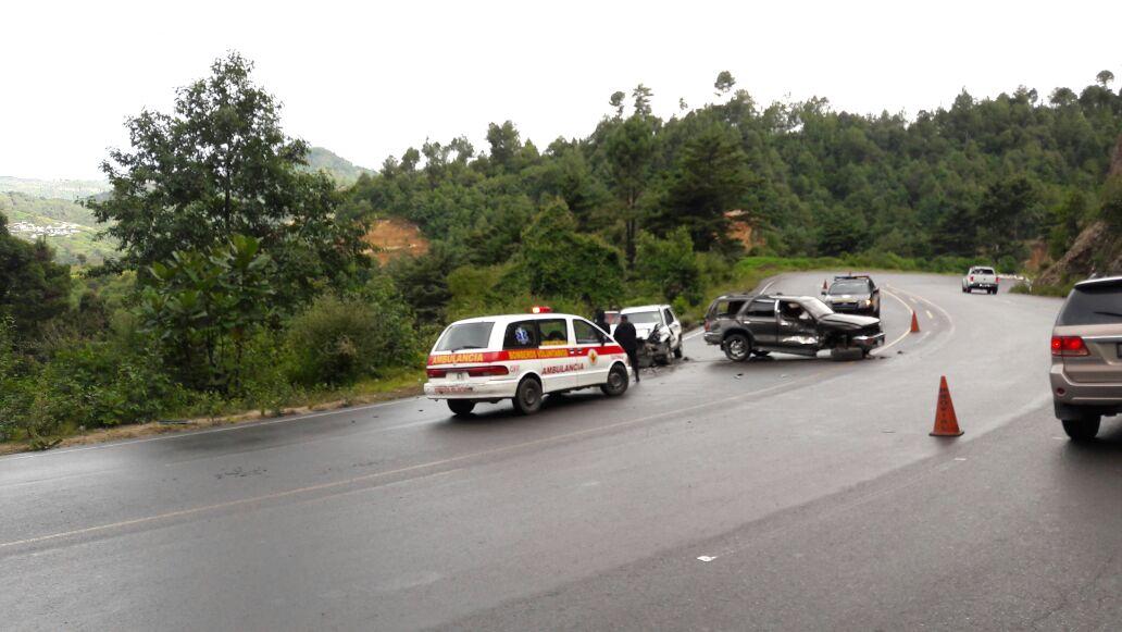 Bomberos Voluntarios estabilizan a personas heridas en choque, ocurrido en la ruta Interamericana, Sololá. (Foto Prensa Libre: Bomberos Voluntarios)