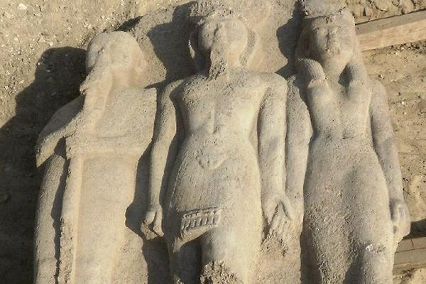 Estatua de Ramsés II hallada en Tall Basta, a 85 kilómetros al noreste de El Cairo (Egipto). (Foto Prensa Libre: EFE)