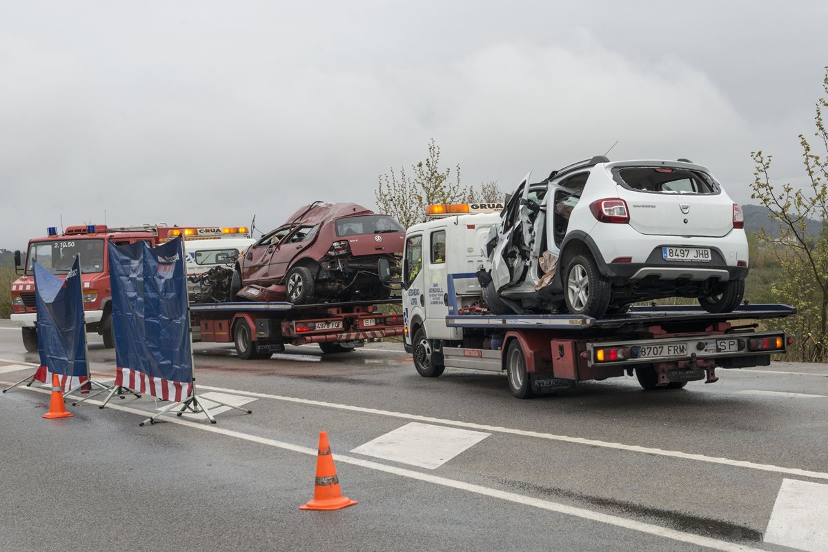 Los dos vehículos accidentados en una carretera de figuereas, Cataluña, son trasladados a un predio judicial. (Foto Prena Libre: AFP).