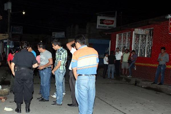 Curiosos observan el cadáver de un hombre que murió de forma violenta en Retalhuleu. (Foto Prensa Libre: Rolando Miranda)<br _mce_bogus="1"/>