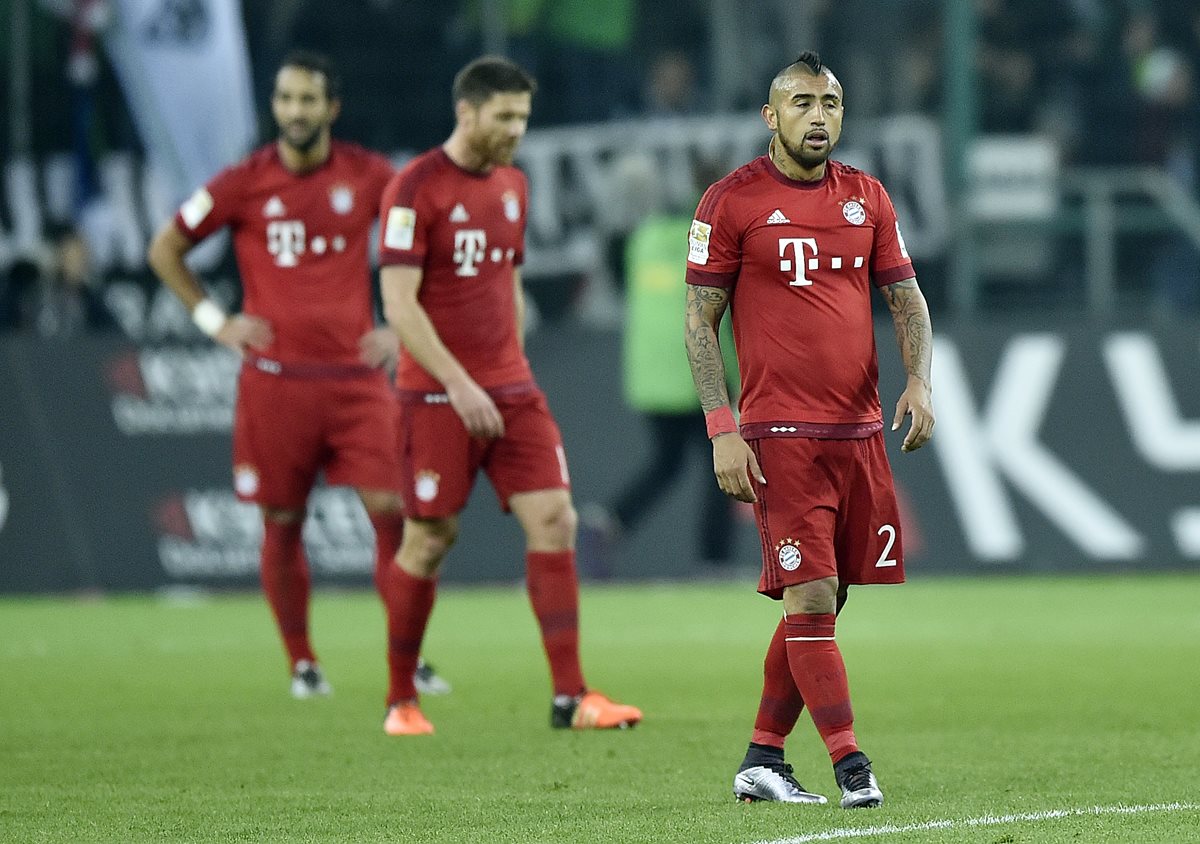 Los jugadores del Bayern Múnich lucen con desconsuelo tras la derrota contra el Moenchengladbach. (Foto Prensa Libre: AP)