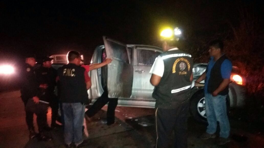 Agentes de la PNC recogen evidencias en picop en el que viajaban hondureños atacados a balazos en Sanarate, El Progreso. (Foto Prensa Libre: Hugo Oliva)