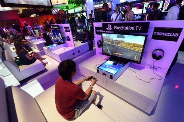 Una persona prueba la nueva consola de Playstation el 10 de junio de 2014 en Los Ángeles, California (Foto Prensa Libre: AFP).