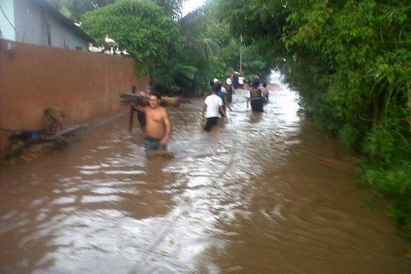 Vecinos caminan por una de las calles inundadas de Estanzuela, Zacapa. (Foto Prensa Libre: Edwin Paxtor) <br _mce_bogus="1"/>