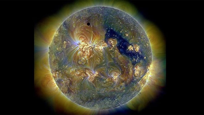El Observatorio de Dinámica Solar de NASA, que captura información acerca de los procesos del Sol, ha tomado imágenes como ésta -con luz UV-, en la que nuestra estrella más cercana parece una joya. (EQUIPO DE LA NASA/GODDARD/SOD AIA)