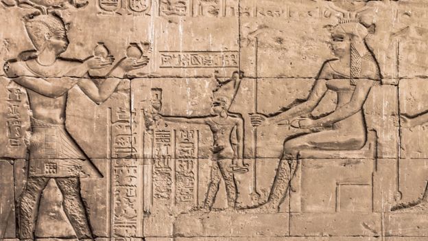 Bajorrelieve de Cleopatra y su hijo Cesarión en el templo Hathor en Dendera. (GETTY IMAGES)