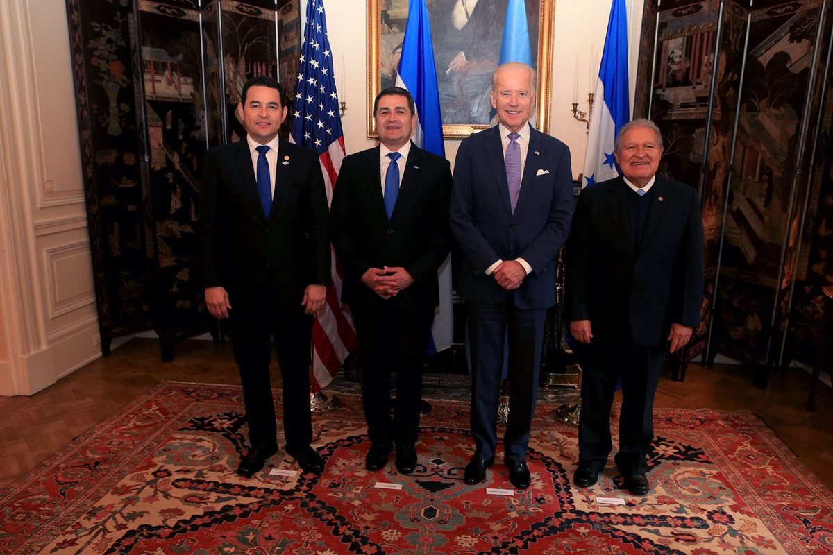 Jimmy Morales, Juan Orlando Hernández, Joe Biden y Salvador Sánchez Cerén, sostuvieron una reunión en la Casa Blanca.(Foto PrensaLibre: Gobierno de Guatemala)